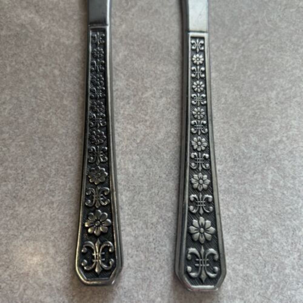 Interpur Stainless Korea 8 Petal Flower Florenz Flatware Black Accents‎ 2 Knifes
